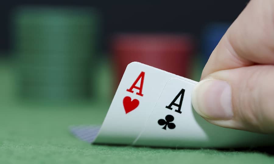 Zwei Asse werden beim Pokerspiel aufgedeckt