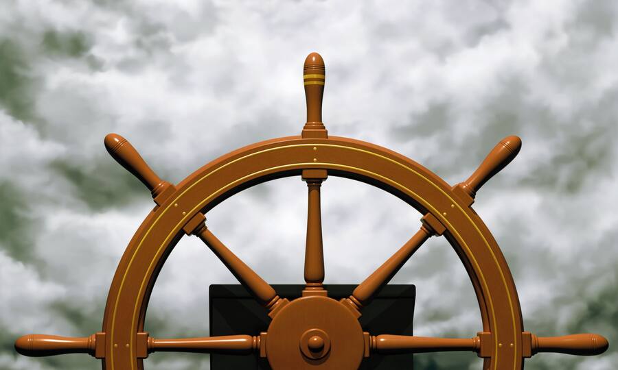 Steuerrad eines Schiffes aus Holz.