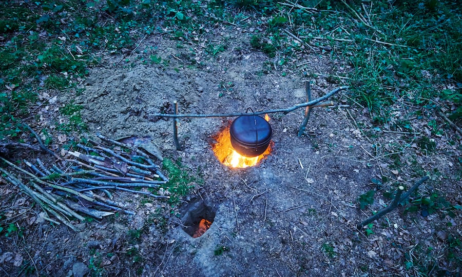 Ein Dakota-Feuerloch wurde in einem Wald entzündet.