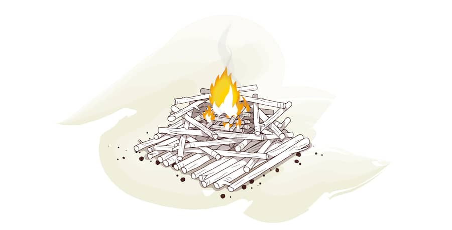 Kleine Holzstücke sind zu einer Art Vogelnest zusammengesetzt