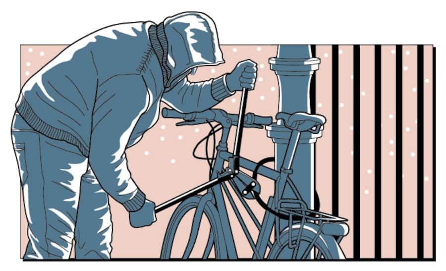 Ein Mann bricht mit einer grossen Zange ein Veloschloss auf