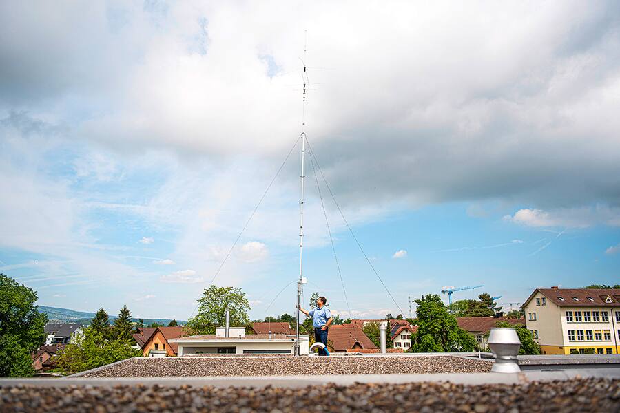 Die riesige Antenne verrät ihn: Amateurfunker Wolfgang Sidler