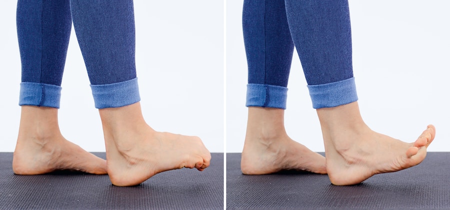 Eine Frau zieht die Zehen an und streckt sie wieder.