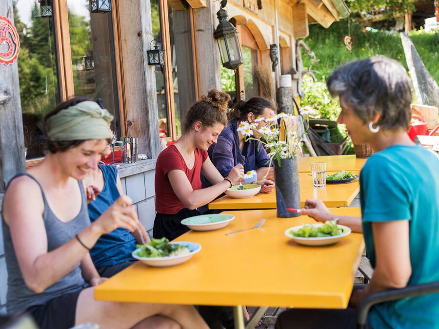 Bewohner des Hofs beim Essen