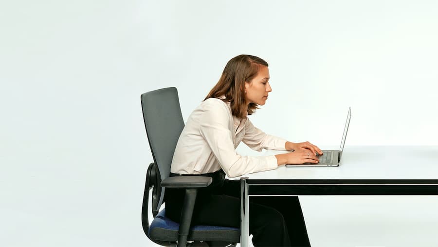 Vor dem Laptop sitzen: Das tut weh