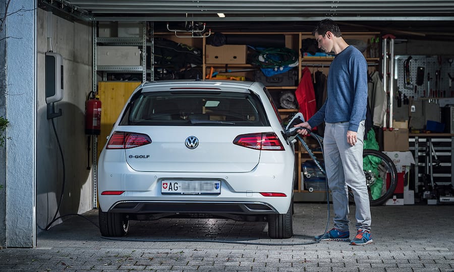 Hans Fischer mit seinem Elektroauto