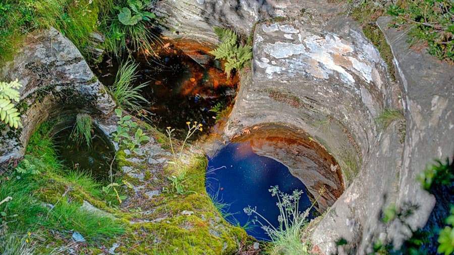 Ansammlung von Gletschertöpfen im Palü Marcia