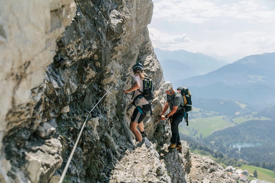 Konfrontation mit der Angst: Melanie Wirz auf dem Klettersteig Pinut in Flims