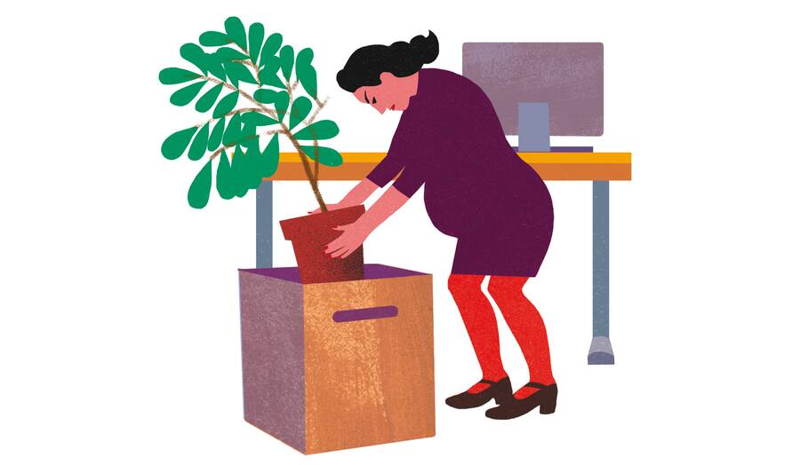 Illustration: Schwangere Frau packt am Arbeitsplatz einen Pflanzentopf in eine Schachtel