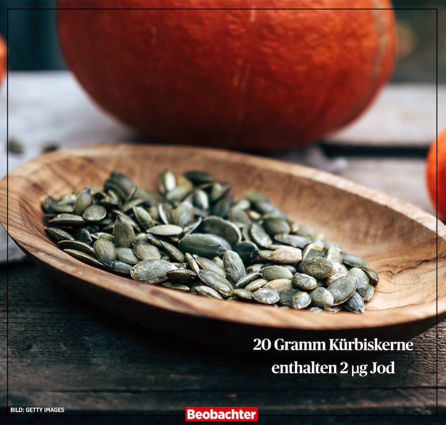Eine Schale voll Kürbiskerne.