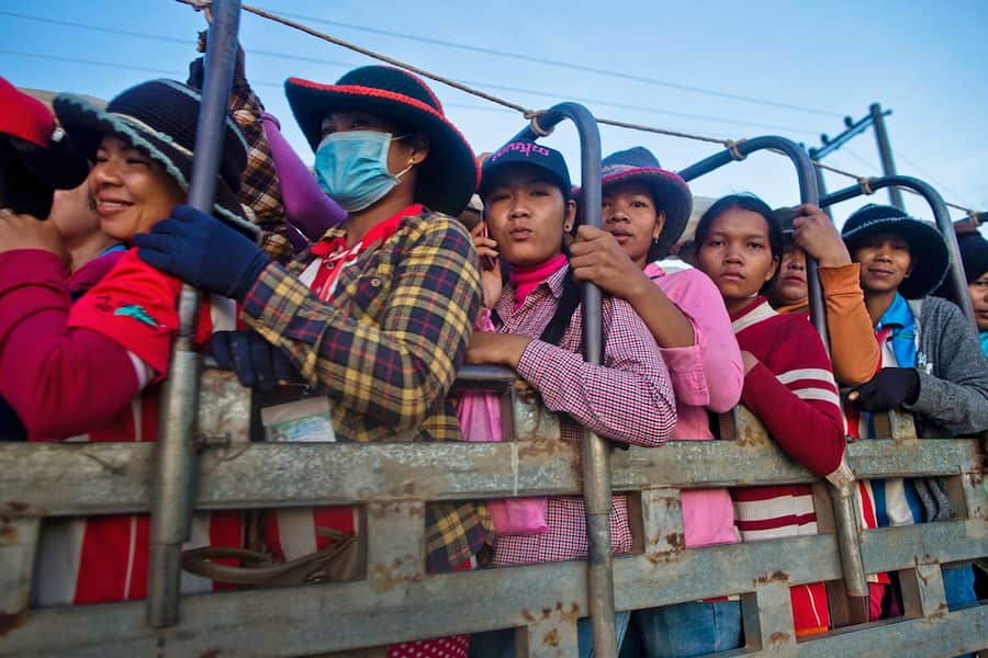 Auf Lastwagen gepferchte Näherinnen
