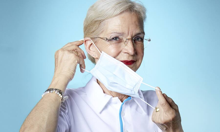 Karin Anastasiou-Schläpfer arbeitet am Empfang des Impfzentrums in der Messe in Oerlikon.