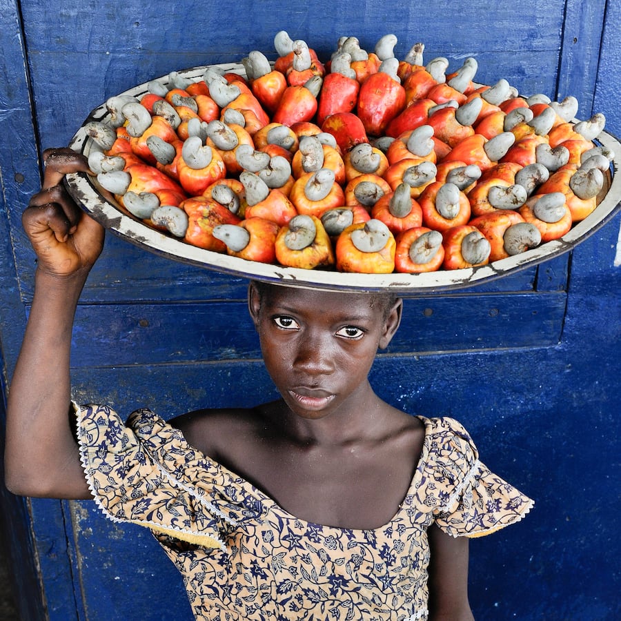 Verkäuferin von Cashewnüssen.