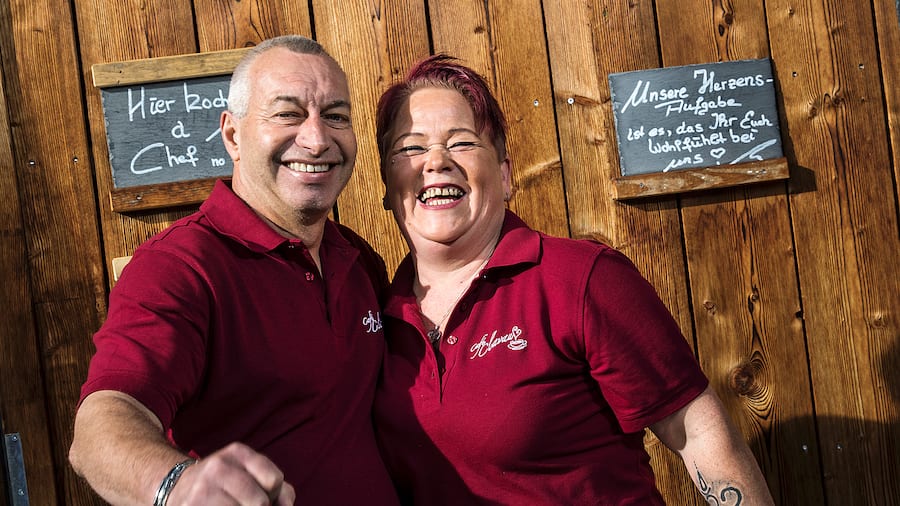 Die neuen Pächter des Café Clavau in Rhäzüns GR: Valentin Kägi und Ulrike Strassmann