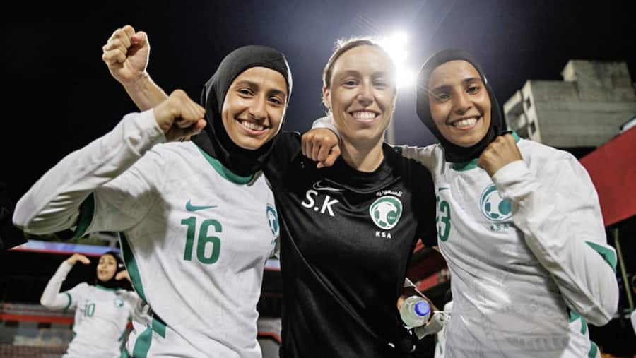 Trainerin Sandra Kälin mit zwei ihrer Spielerinnen beim Match gegen die Seychellen