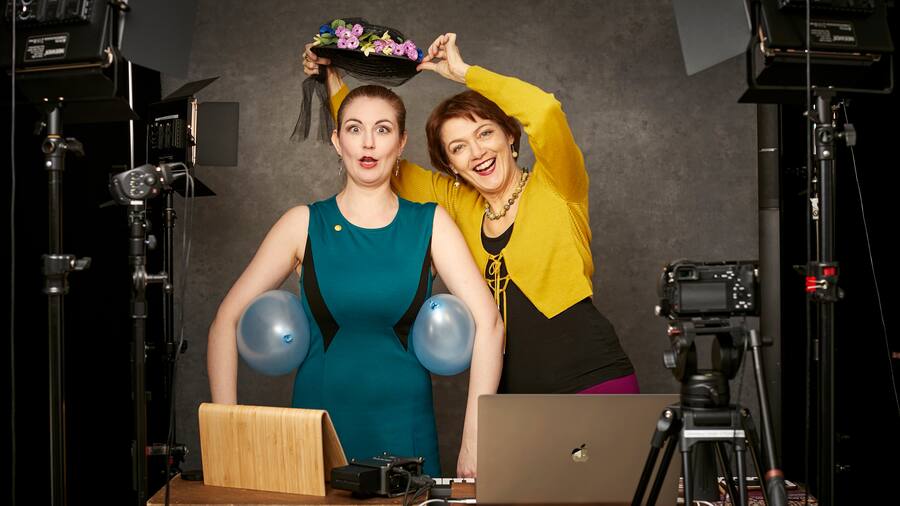 Auch der Humor soll beim Singen nicht zu kurz kommen: Julia Schiwowa (links) und Barbara Böhi