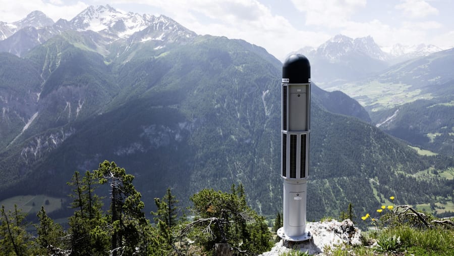 GPS-Messstation am Hang oberhalb von Brienz.