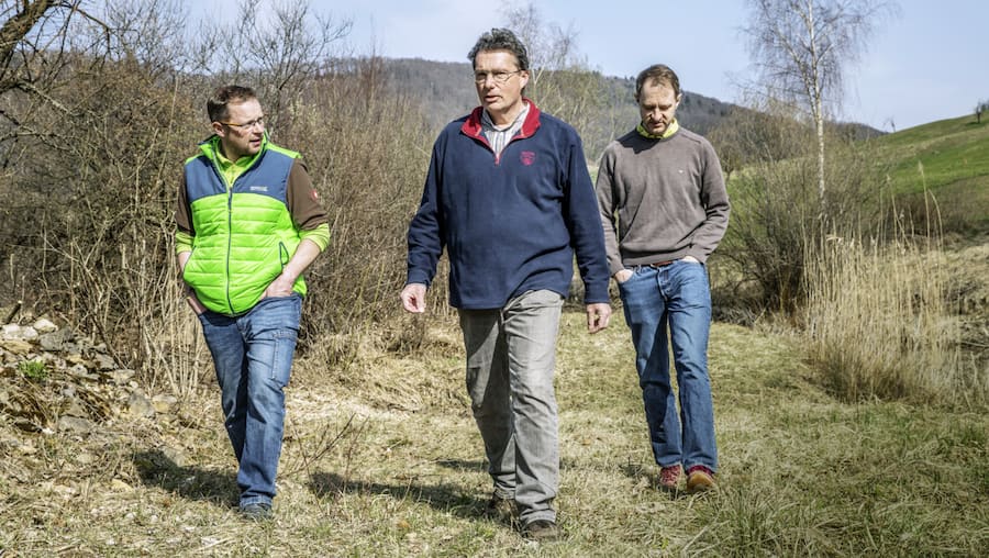 Landwirt Mathias Mumenthaler, Naturschützer Bruno Erny und der Kantonsbeamte Christian Kröpfli sind zu dritt in der Natur unterwegs.