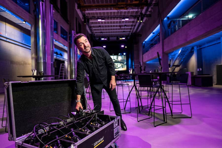 Nicolai Squarra, Chef von JED Event-Firma, in ihrer Halle in Schlieren