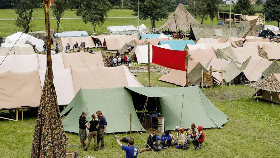Ein Pfadilager mit verschiedenen Zelten
