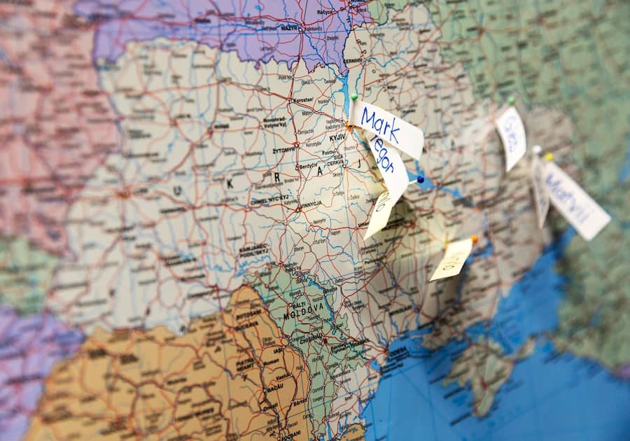 Fähnchen auf einer Ukraine-Karte zeigen, woher die Schüler kommen.