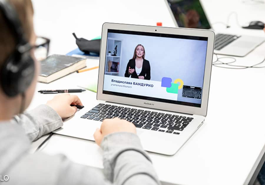 Ein Schüler verfolgt den Online-Unterricht seiner ukrainischen Klasse.