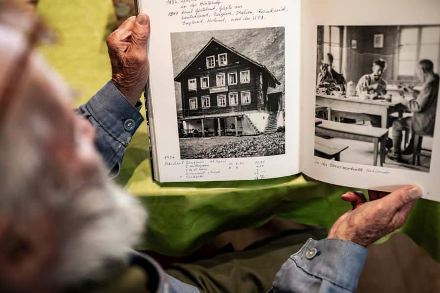 Konrad Mattli hält den Bildband «Alte Göscheneralp» in der Hand