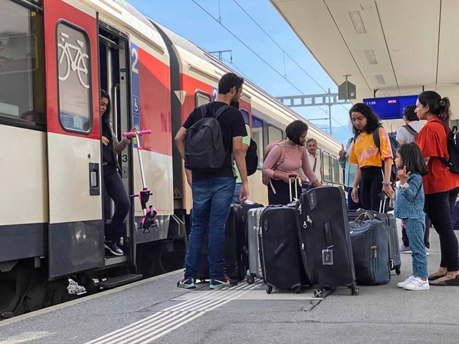 Familie steigt am Bahnhof Visp aus dem Zug aus