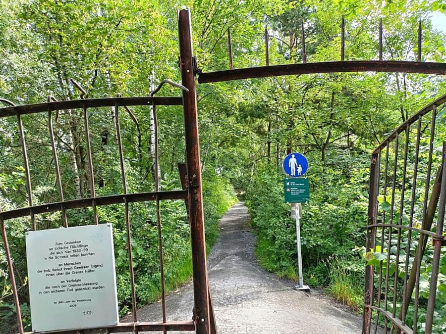 Grenze bei Diepoldsau mit einer Inschrift für geflüchtete Juden und jene, die ihnen geholfen haben