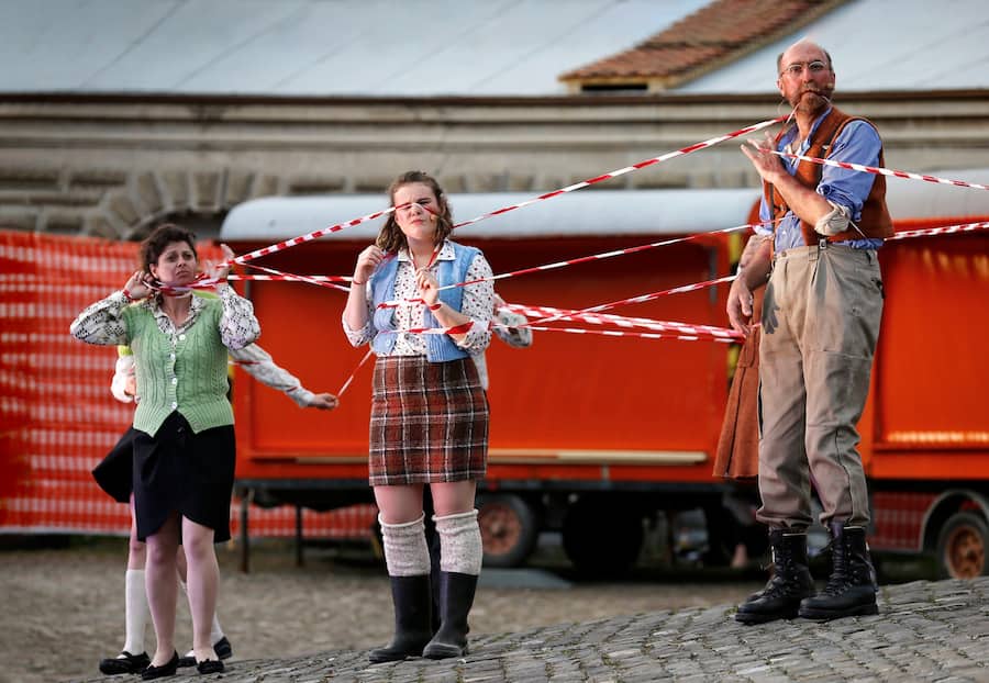 Szene aus dem Einsiedler Welttheater, 2007; rechts im Bild: Theaterpräsident James Kälin