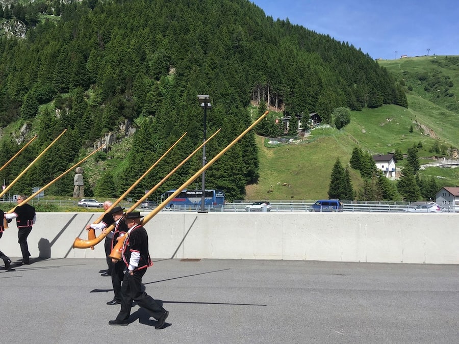 Männer in Trachten mit Alphörnern