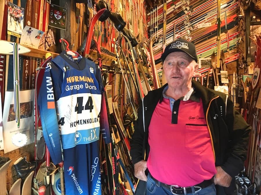 Toni Hischier vor seiner Sammlung