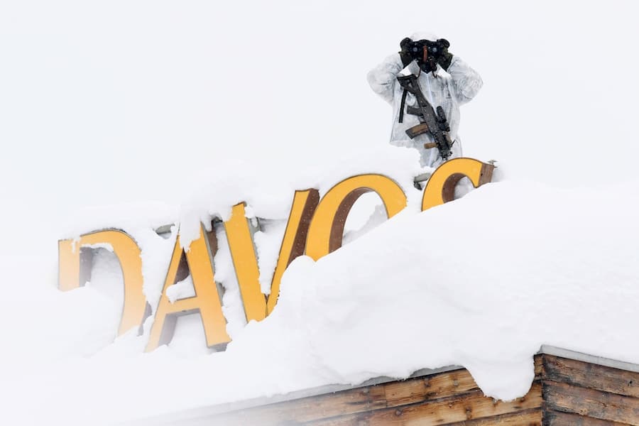 Sicherheit während dem WEF: Polizist mit Feldstecher auf dem Dach eines Davoser Hotels