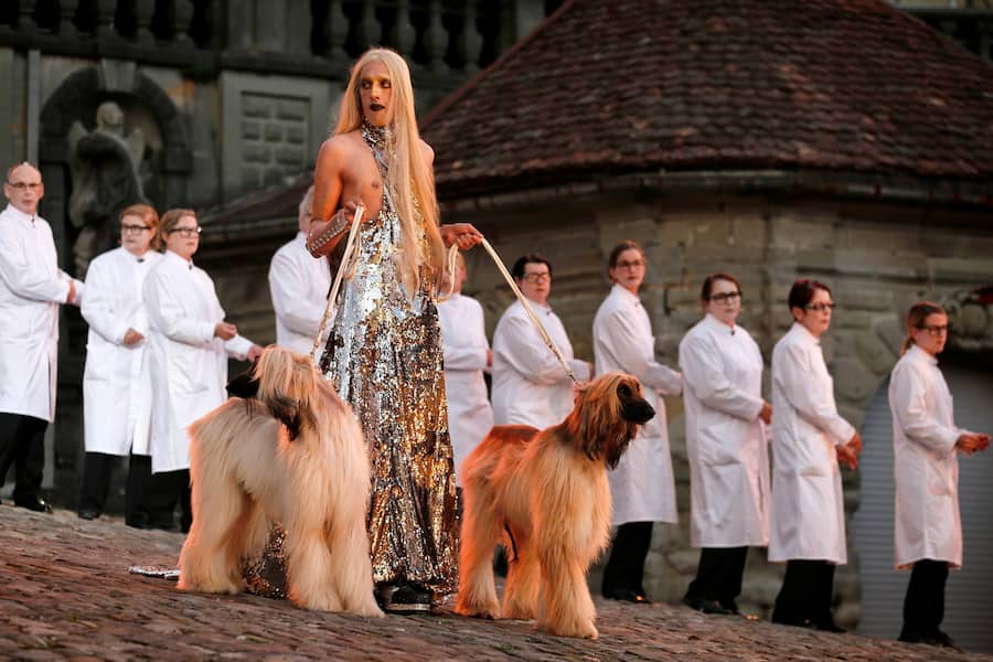 Szene aus der Fotoprobe des Einsiedler Welttheaters, aufgenommen am Dienstag, 18. Juni 2013. Das Einsiedler Welttheater findet vom 21. Juni bis 7. September 2013 statt. (KEYSTONE/Alexandra Wey)