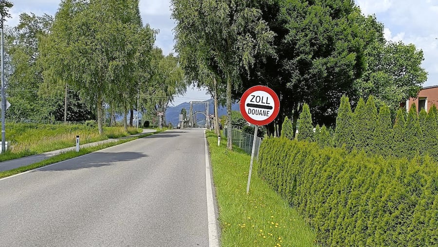 Eine Strasse mit Zoll-Schild beim Zoll Wiesenrain in Widnau