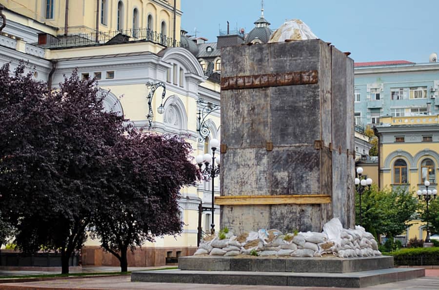 Das eingepackte Denkmal vor der Oper in Kiew