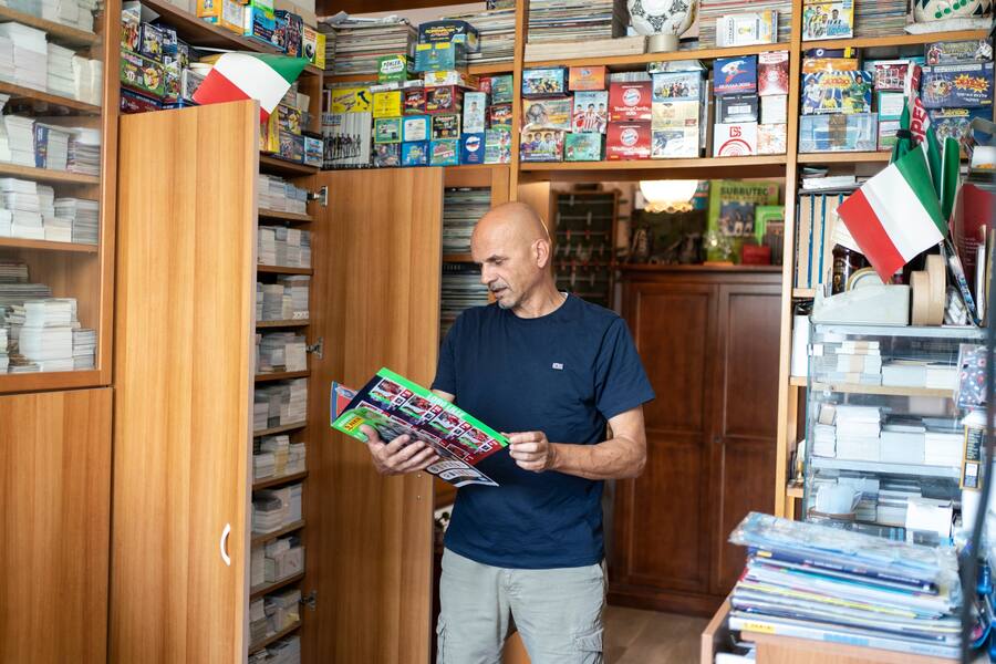 Gianni Bellini mit seiner Panini-Sammlung