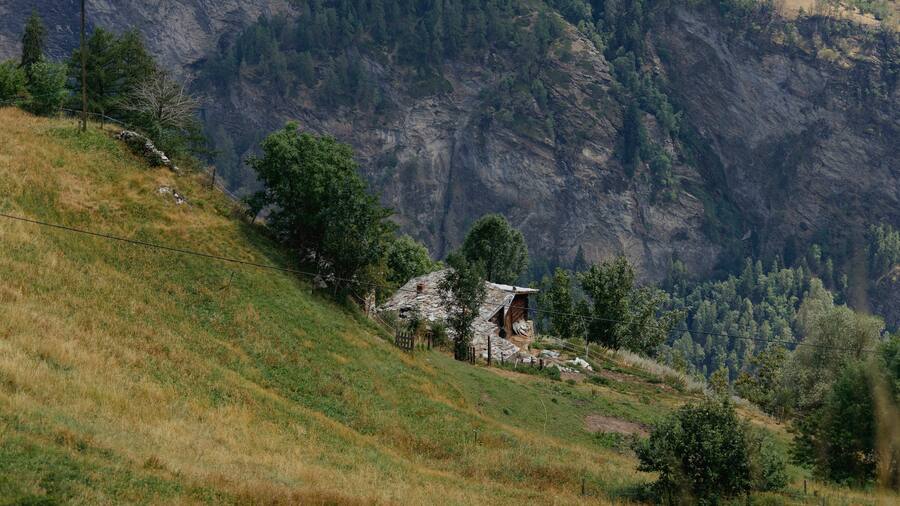 Blick auf sehr trockene Matten im Wallis