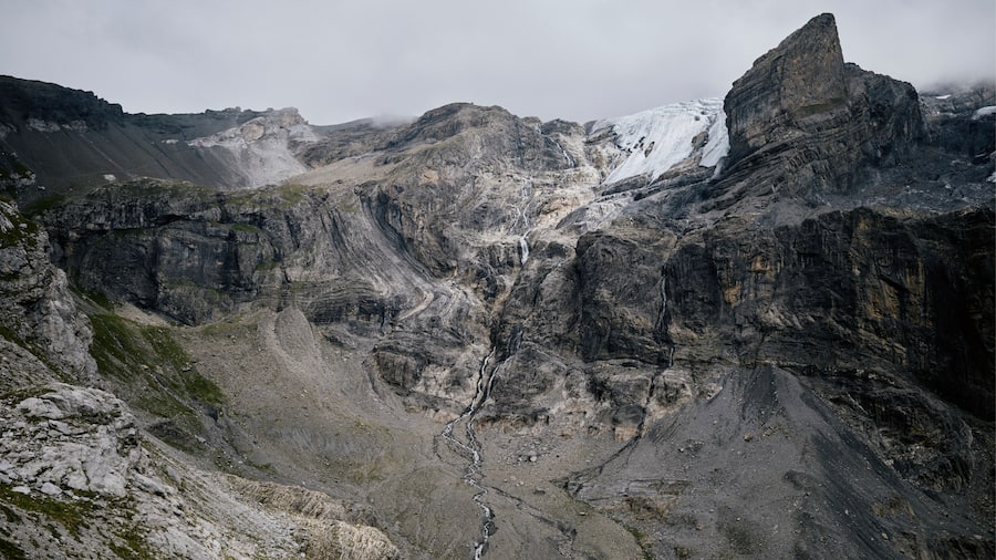 Blüemlisalpgletscher, teilweise sichtbar auch Blüemlisalphütte, Kandersteg, Bern, Schweiz.