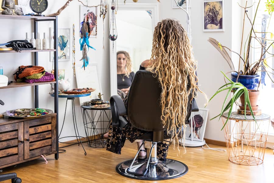 Géraldine Schmid in ihrem Salon in Winterthur