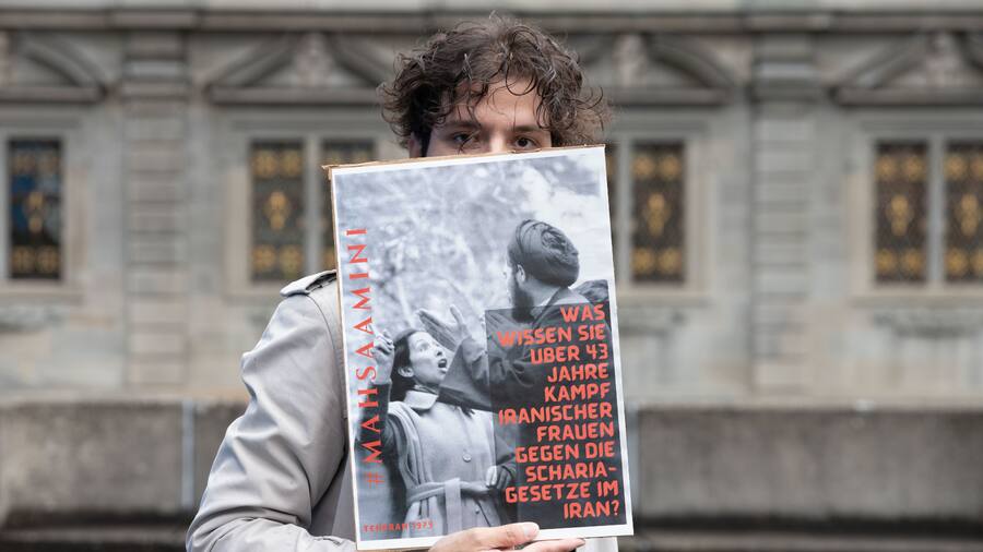 ArashIraner in der Schweiz in der Kundgebung in Zürich zur Situation im Iran.