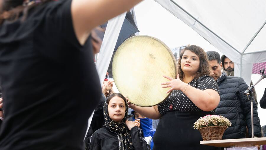 Negin Winkler junge Iranerin in der Schweiz. Kundgebung in Zürich zur Situation im Iran.Performance mit Zoya Mahallati und Negin Winkler spielt Daf ein Kurdisches Musik Instrument.