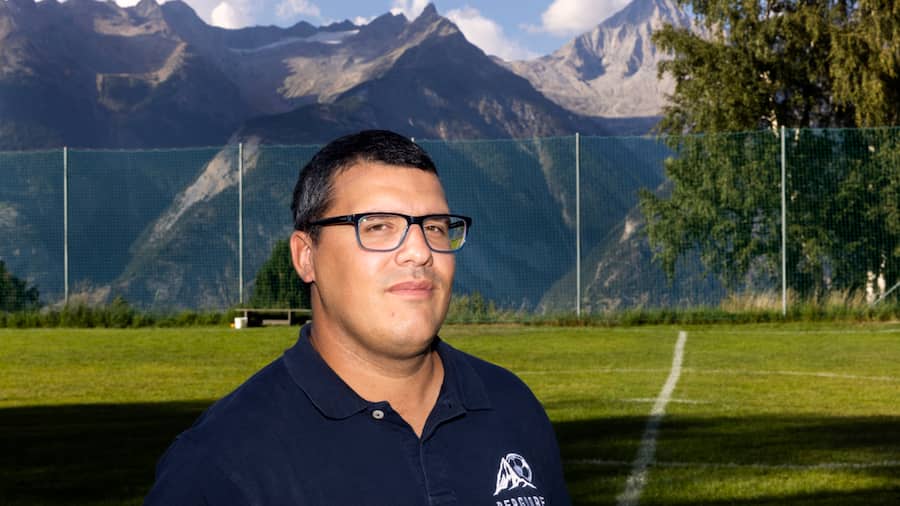 Aaron Naepfli, Praesident Bergdorfmeisterschaft, posiert fuer ein Portrait nach dem Fussballmatch FC Unterbaech gegen FC Zermatt 2 der Bergdorfmeisterschaft, in Unterbaech, Wallis, am Sonntag, 28. August 2022. (Foto: Dominic Steinmann)