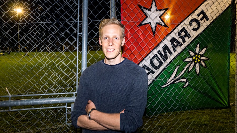 Samuel Zumtaugwald, Praesident FC Randa, posiert fuer ein Portrait in der Spielpause waehrend dem Fussballmatch FC Randa gegen FC Eischoll der Bergdorfmeisterschaft, in Randa, Wallis, am Freitag, 16. September 2022. (Foto: Dominic Steinmann)