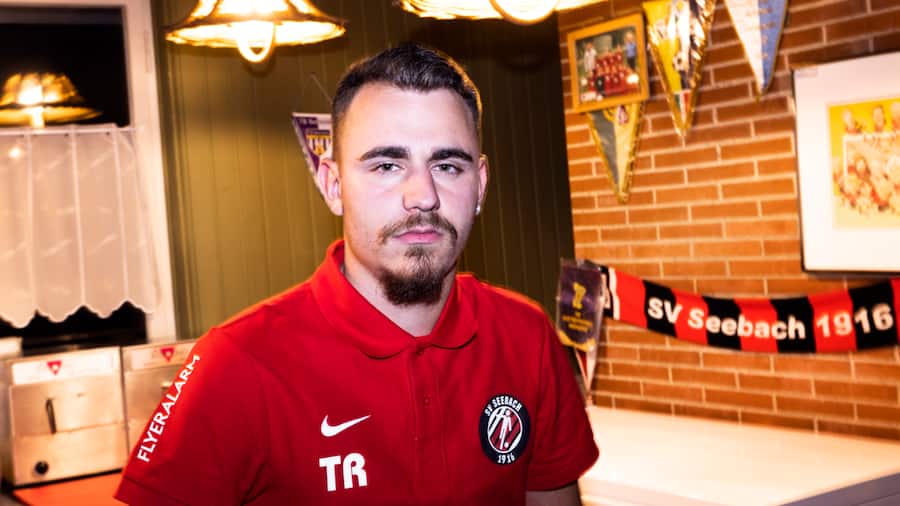 Luan Laeubli, posiert fuer ein Portrait im Klubhaus des SV Seebach beim Sportplatz Buchwiesen in Seebach, in Zuerich, am Donnerstag, 22. August 2022. (Foto: Dominic Steinmann)