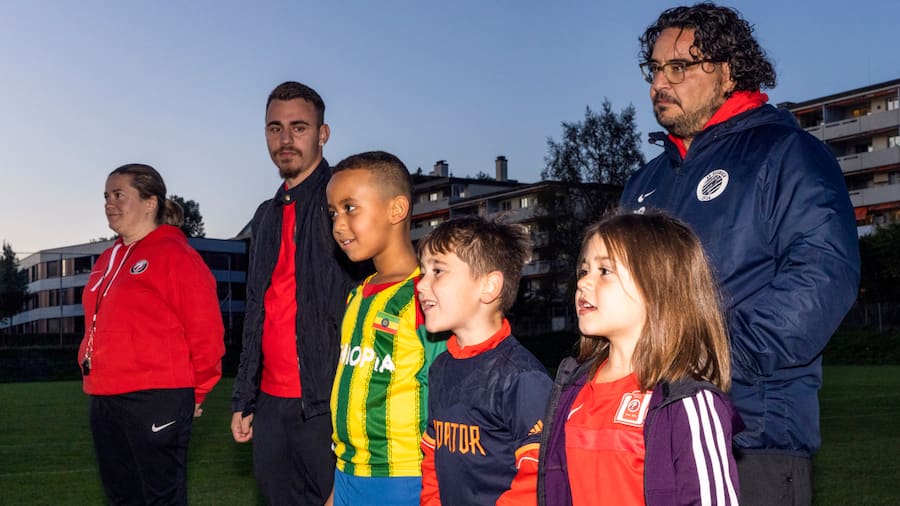 Von links: Die Trainer Albane Sejdini, Luan Laeubli, Paolo Vitale mit Kinder kurz nach dem Training auf dem Sportplatz Buchwiesen in Seebach, in Zuerich, am Donnerstag, 22. August 2022. (Foto: Dominic Steinmann)