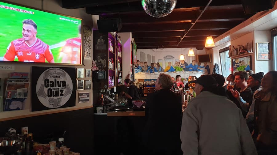 Nach dem Tor der Nati sind die Fans in der Calvadosbar sichtlich entspannt
