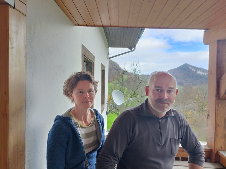 Andrea und Roman Nussbaumer auf dem Balkon, im Hintergrund die Satellitenschüssel