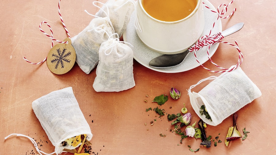 Wintertee in Jutesäckli und aufgebrüht auf rosa Hintergrund: Rezept