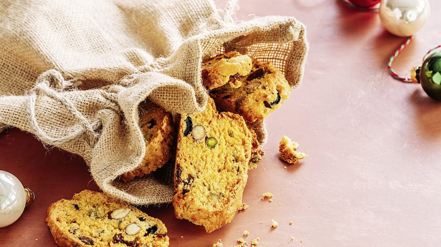 Pikante Cantuccini in Jutesäckli auf rosa Hintergrund: Rezept